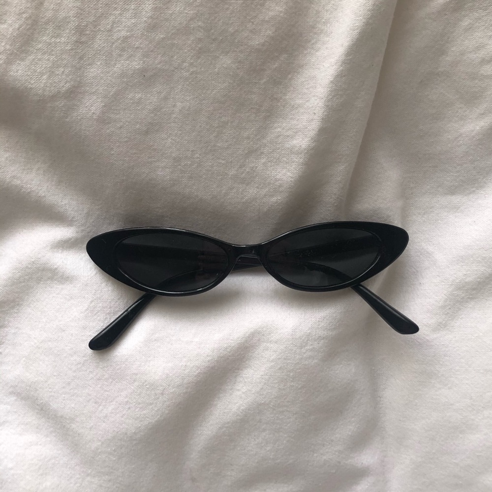 black tiny sunnies🏷
